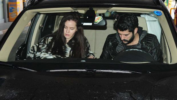 Fahriye Evcen ve Burak Özçivit'ten hayranlarına müjdeli haber