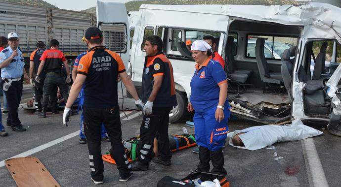 Cezaevi aracı TIR'la çarpıştı: 3 ölü, 6 yaralı