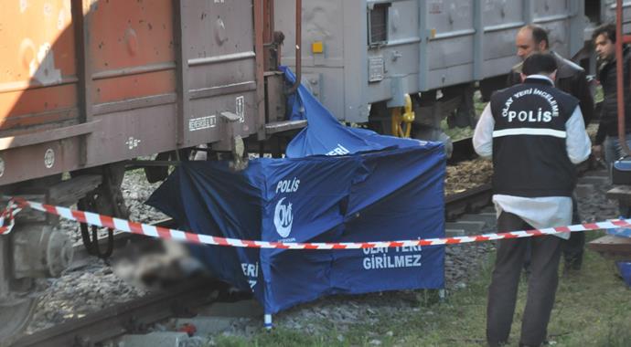Tren yolunda yanarak feci şekilde can verdi