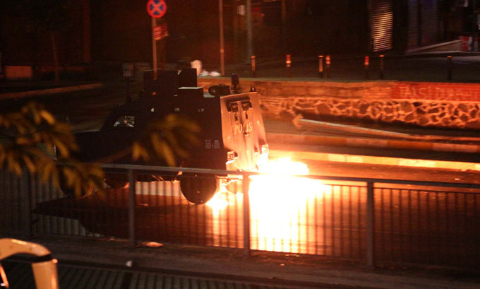 Okmeydanı'nda polise bomba attılar!