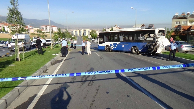Denizli'de halk otobüsü kaza yaptı! 1 ölü 6 yaralı