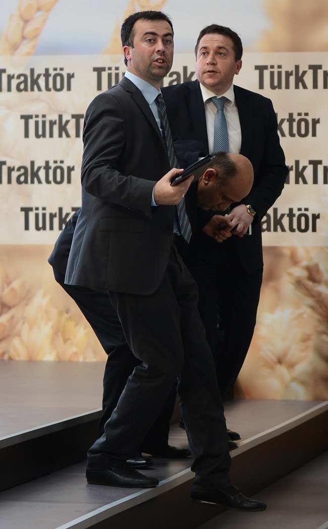 Bakan Fikri Işık fenalaştı, ambulansa taşındı