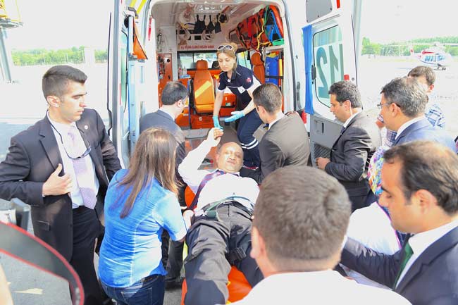 Bakan Fikri Işık fenalaştı, ambulansa taşındı