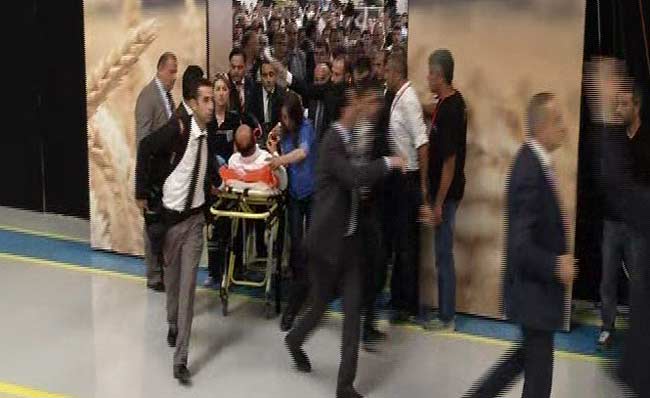 Bakan Fikri Işık fenalaştı, ambulansa taşındı