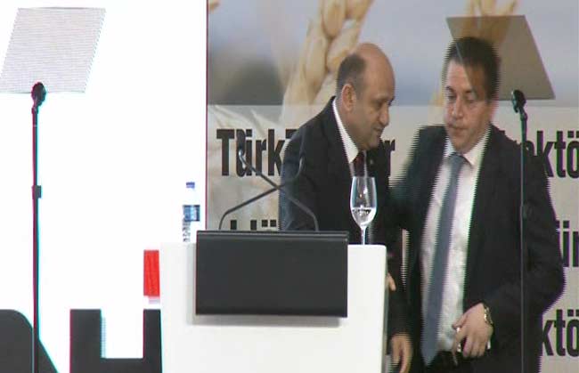 Bakan Fikri Işık fenalaştı, ambulansa taşındı