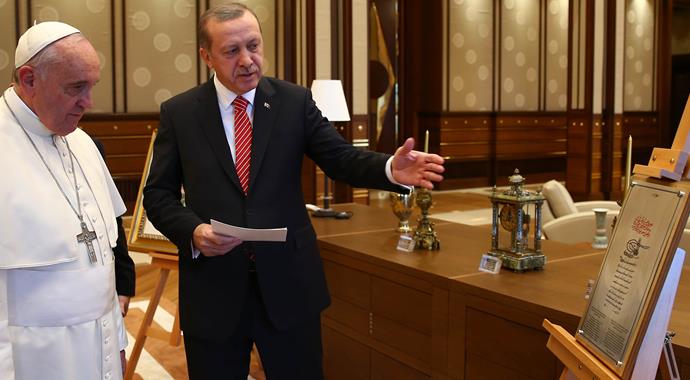 Erdoğan Papa'ya Fatih'in fermanını hediye etti