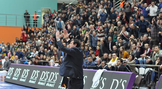 Ergin Ataman çıldırdı, taraftarını kovdu