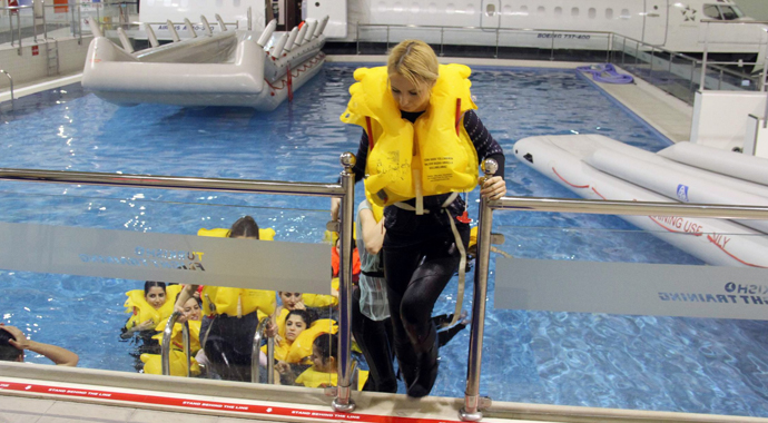 Hostes adaylarına zorlu eğitim