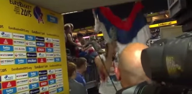 Karadağ asıllı İspanyol oyuncu Mirotic, Sırbistan bayrağını yırttı