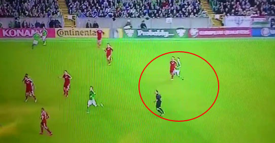 Cüneyt Çakır'dan futbol sahalarında ender görülen karar!