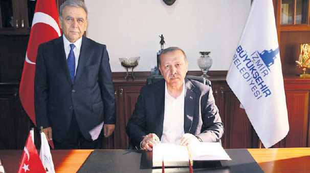 İzmir'e giden Başbakan Davutoğlu'na Kocaoğlu'ndan özel ilgi