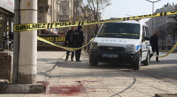 Karısının yanından geçen adamı bıçakladıktan sonra...