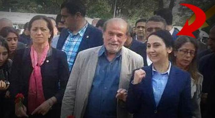 Sırrı Süreyya Önder'in yüzü gülüyor