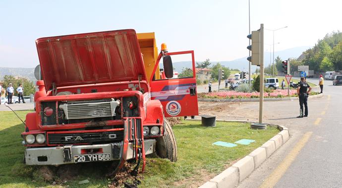 Denizli'de kamyon kırmızı ışıkta bekleyen arabaya çarptı: 3 ölü