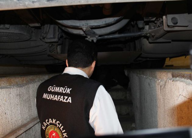 Sınır Kapısı'nda 25 kaçak yakalandı