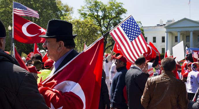 ABD'de binlerce kişi Türkiye için yürüyor