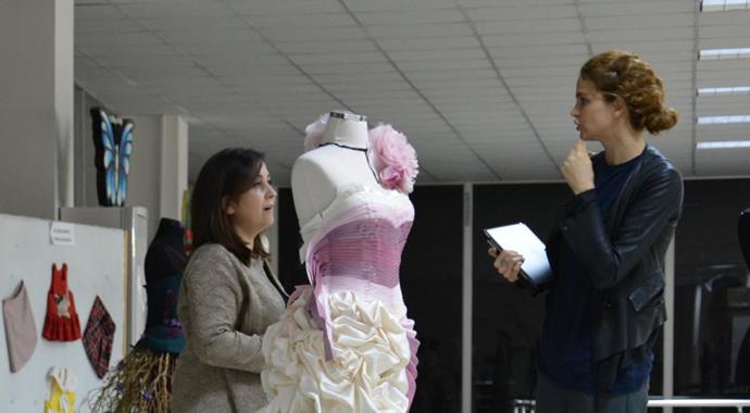 Tuğçe Kazaz defile hazırlığı yapıyor