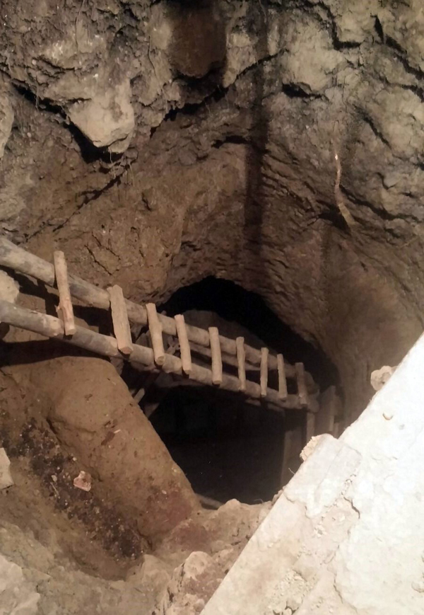 Evinin altına kuyu kazdı!