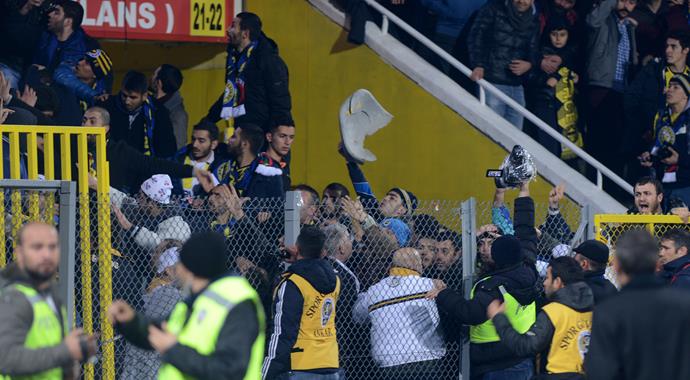 Fenerbahçe taraftarları birbirine girdi