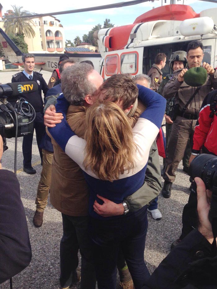 Antalya'da 3 gün sonra bulunan öğrenci turistler ailelerine kavuştu