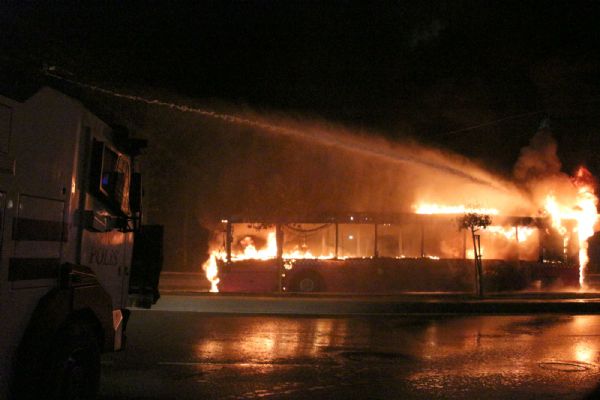İstanbul'da Kobani eylemi! Belediye otobüsünü yaktılar