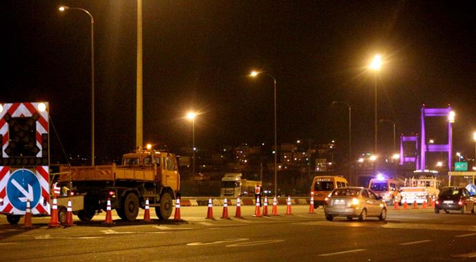FSM'de dört gişe kapatıldı, TEM'de trafik felç oldu