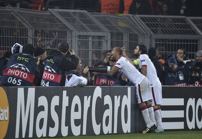 Galatasaraylı futbolcular taraftarı sakinleştirmeye çalıştı