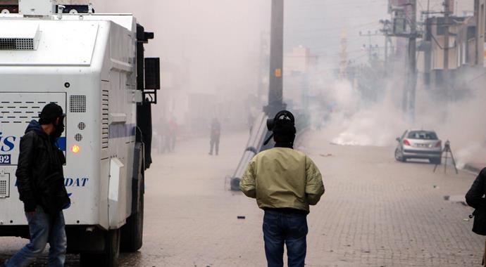 Nusaybin'de yol kesip polise bomba attılar