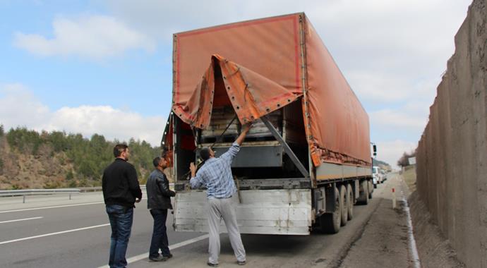 İstanbul'dan Suriye'ye giden çalıntı araçlara otoyolda operasyon