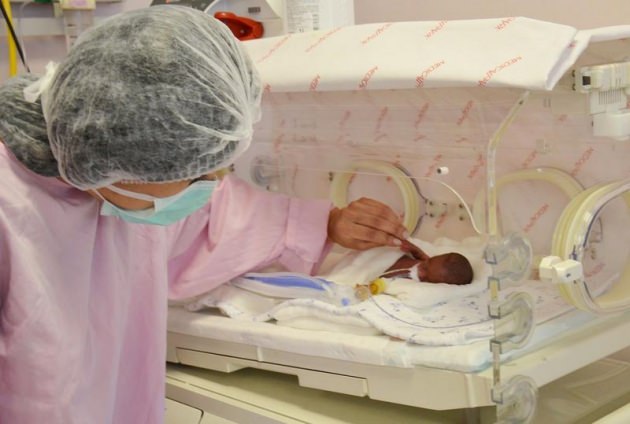 380 gramlık bebeğe ilk dokunuş