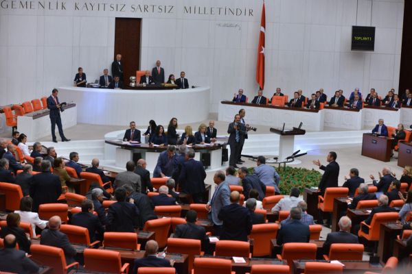 Kitapçık fırlatan CHP'li vekilden inanılmaz açıklama