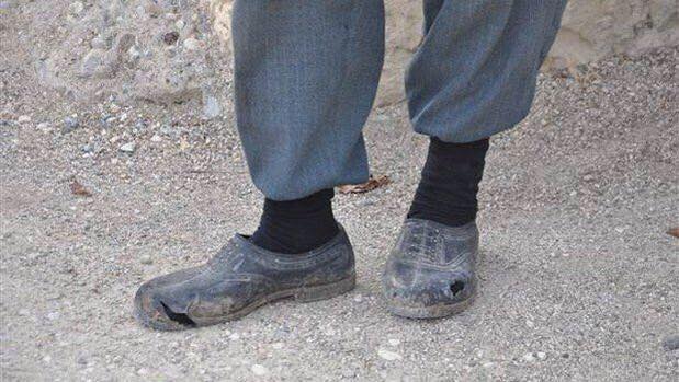 Madenci babasının yırtık ayakkabısı dikkat çekti