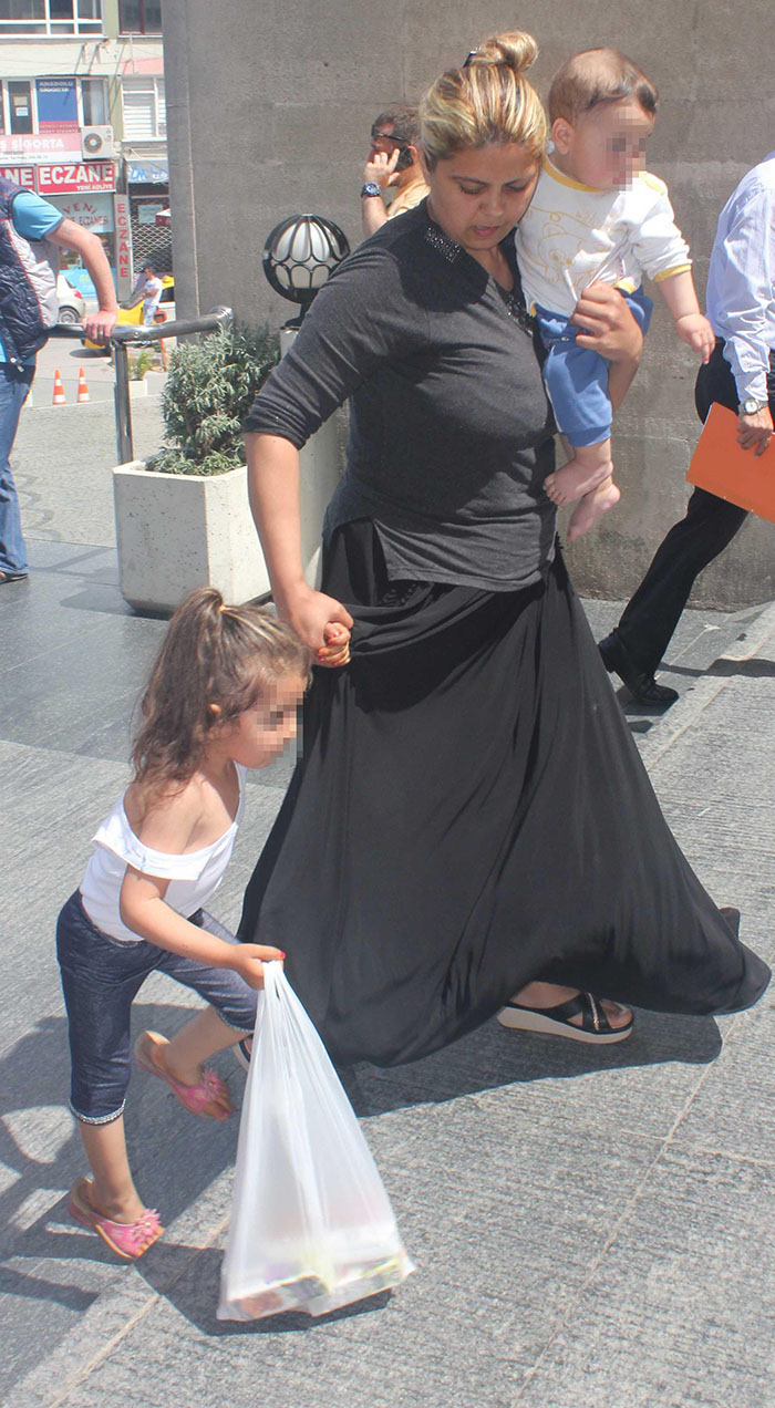 İki çocuğu ile birlikte cezaevine böyle gitti!