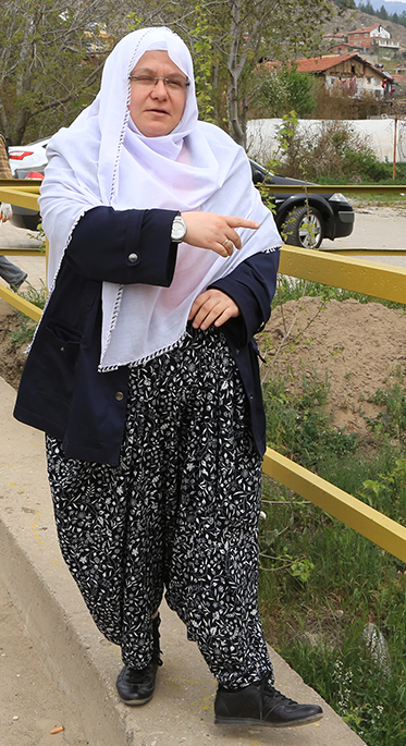 Şalvarlı Kadın Belediye Başkanı ilgi odağı oldu