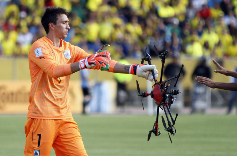 Muslera drone'u havada yakaladı