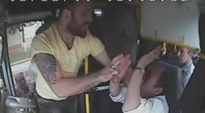 Tümseğe sert giren otobüs şoförünü dövdü
