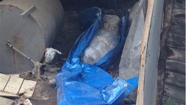 Garajda ağzı ve gözleri bantlı, poşete sarılı ceset bulundu