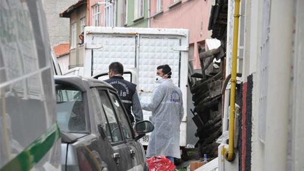 Garajda ağzı ve gözleri bantlı, poşete sarılı ceset bulundu