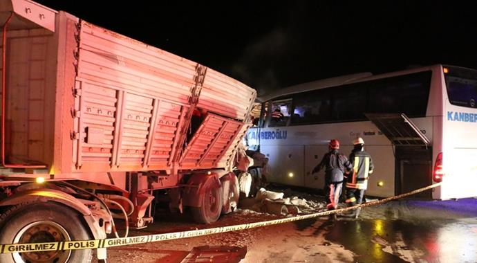 Erzurum'da otobüs TIR'a çarptı: 3 ölü, 24 yaralı