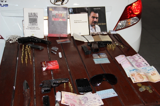 Metrobüste 2 PKK'lı silahlarıyla birlikte yakalandı!