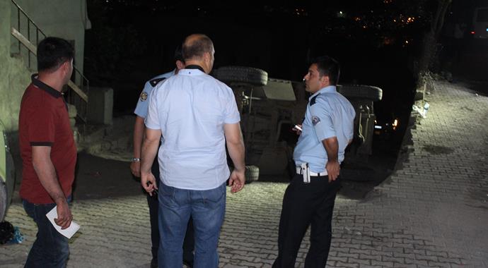 Çatışmalara müdahale eden zırhlı polis aracı devrildi: 4 yaralı