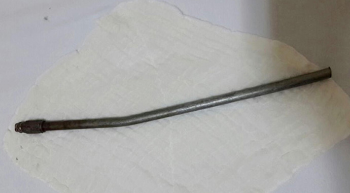 Oto yıkama tabancası vücuduna saplandı