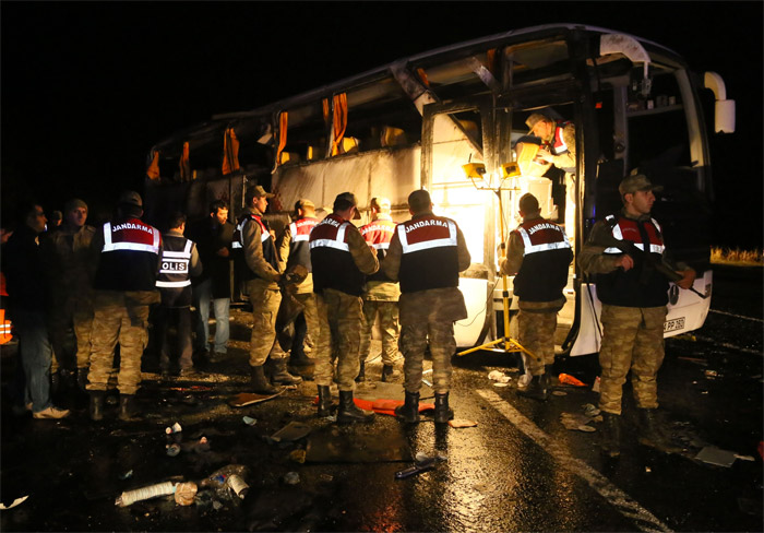 Sivas'ta polisleri taşıyan otobüs kaza yaptı: 3 şehit, 33 yaralı