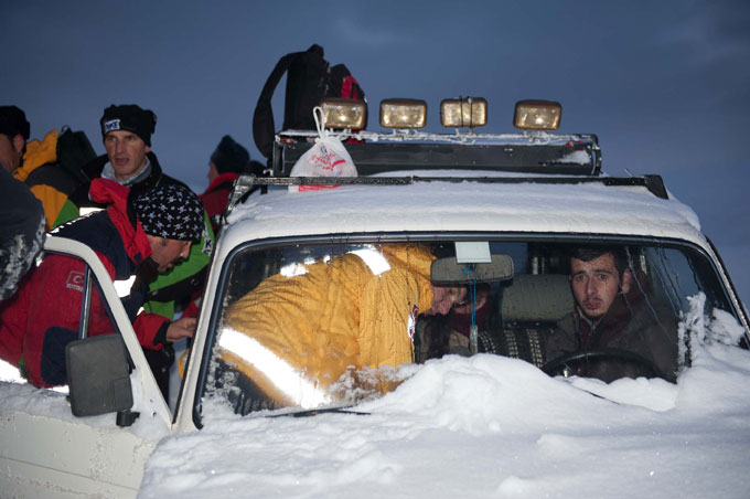 Rize'de mahsur kalan 3 genç, donmak üzereyken kurtarıldı