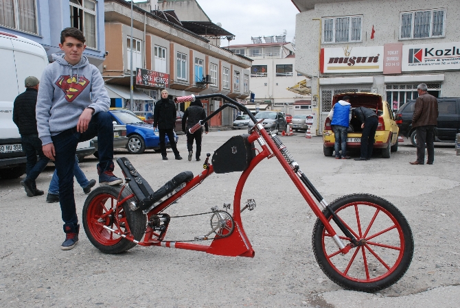 Harley tarzı bisikleti herkesin dikkatini çekti!