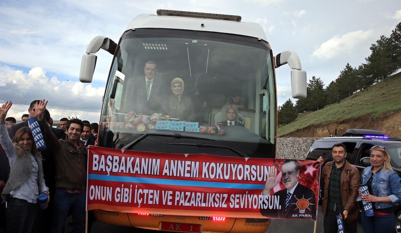Erdoğan, o pankartı görünce otobüsü durdurdu