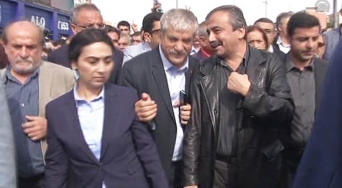 Sırrı Süreyya Önder'in yüzü gülüyor