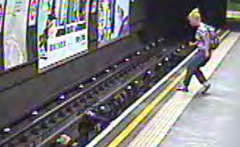Metro raylarına düşen bebek son anda kurtarıldı