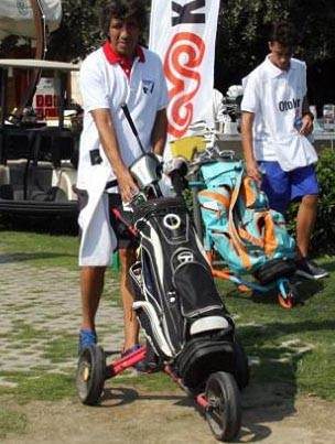 Ünlü iş adamı golf oynarken hastanelik oldu