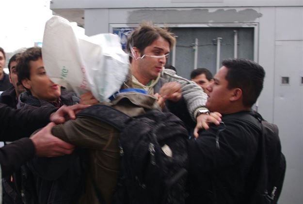 ABD askerinin başına çuval geçirdiler! 12 gözaltı